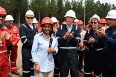 A presidente interina da Venezuela, Delcy Rodríguez, e o secretário da Energia dos Estados Unidos, Chris Wright, visitam instalações petrolíferas. Rodríguez usa capacete laranja e camisa azul clara e Wright usa um capacete branco e macacão azul