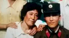 박씨 모자가 나란히 찍힌 사진. 아들은 북한 군복을 입고 있다