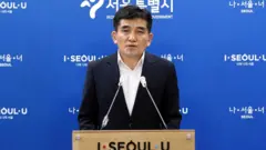 황인식 서울시대변인이 15일 오전 시청 브리핑룸에서 직원 인권침해 진상 규명에 대한 서울시 입장발표를 하고 있다