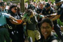 Agentes de policía arrestan a una manifestante este jueves durante una protesta pro Palestina contra la guerra en Gaza en la Universidad de Emory en Atlanta, Georgia.