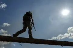 Recrutas ucranianos participam de treinamento militar na região de Zaporizhzhia, no sudeste da Ucrânia, em 13 de agosto de 2025, em meio à invasão russa iniciada em fevereiro de 2022