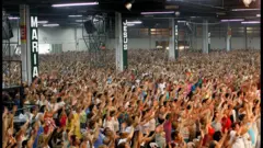 Foto de um culto evangélico.