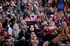  Des femmes musulmanes cachemiriennes prient lors d'une cérémonie marquant l'anniversaire de la naissance du prophète Mohamed.