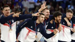 košarkaši srbije na pobedničkom postolju na Olimpijskim igrama u Parizu sa bronzanim medaljama oko vrata