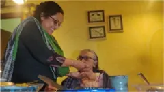 తల్లితో దీపాంజనా సర్కార్
