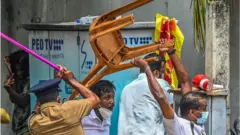 শ্রীলংকার পুলিশ জানিয়েছে, বিক্ষোভকারীরা কলম্বোর উপকণ্ঠে একজন সরকার দলীয় এমপি অমরাকীর্তি আথুকোরালার গাড়িতে হামলা চালালে তিনি দুইজনকে গুলি করেন।
