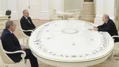 Владимир Путин, Ильхам Алиев жана Никол Пашинян Тоолуу Карабактагы кырдаалды талкуулоо үчүн Москвада жолукту.