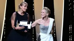 المخرجة جوليا دوكورنو تتسلم السعفة الذهبية إلى جانب شارون ستون في مهرجان كان 2021