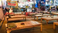 ਸ਼ਾਹੀਨ ਬਾਗ਼ ਮੁਜ਼ਾਹਰੇ ਵਾਲੀ ਥਾਂ ’ਤੇ ਹਮਲਾ ਕਰਨ ਵਾਲੇ ਨੇ ਬਲਣਸ਼ੀਲ ਰਸਾਇਣਕ ਪਦਾਰਥ ਸੁੱਟੇ। ਪੁਲਿਸ ਮਾਮਲੇ ਦੀ ਪੜਤਾਲ ਕਰ ਰਹੀ ਹੈ।