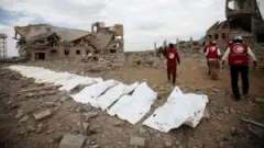Shaqaalaha caafimaadka ee Hay'adda Laanqayrta Cas iyo maydad ka ag muuqda