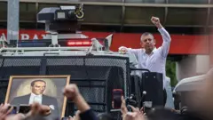 CHP Genel Başkanı Özgür Özel, TBMM yürüyüşü sırasında bir TOMA'nın üzerine çıkarak kalabalığa seslendi.