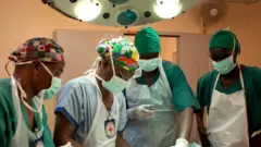 Awọn dokita kan ninu yara iṣẹ abẹ