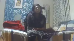 Tanisa conversando con el reportero encubierto