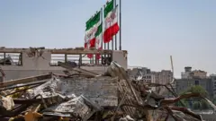 برخی از امضاکنندگان نامه، در دولت‌های پیشین ایران وزیر و معاون رئیس‌جمهور بوده‌اند
