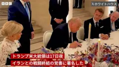 イランとの合意にヴェルサイユで署名するトランプ氏