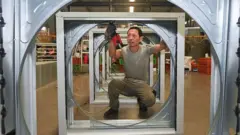 ሳጥኖችን በመገጣጠም ሥራ ላይ ያለ ሠው 
