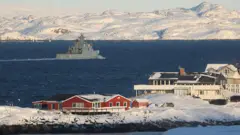 O navio HDMS Ejnar Mikkelsen da Marinha Dinamarquesa patrulha em 20 de janeiro de 2026 perto de Nuuk, na Groenlândia