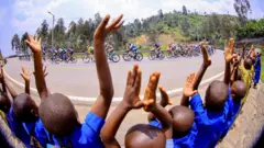 Abanyeshuri barimo gushyigikira abari gusiganwa muri Tour du Rwanda y'uyu mwaka mu Rwanda