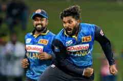 බටහිර ඉන්දීය කොදෙව් කණ්ඩායමට එරෙහි එක්දින තරගාවලිය 2ට 0 ක් ලෙස ජය ගැනීමට ශ්‍රී ලංකා කණ්ඩාම අද (ඔක්තෝබර් 23 වැනිදා) සමත්විය. ඒ තරගාවලියේ දෙවැනි එක්දින තරගය කඩුලු 5කින් ජය ගනිමිනි.