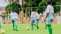 Zatvorenice u Kazneno-popravnom centru za žene u Fritaunu, prestonici Sijera Leonea, tokom obuke za fudbalske trenerke 