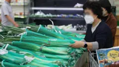 마트에서 쇼핑하는 여성