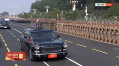 Xi Jinping por fuera de un auto en una carretera con numerosos soldados a un lado