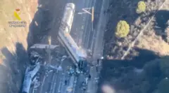 Imagen aérea del tren Alvia descarrilado, seccionado en varias partes y hundido en un terraplén.