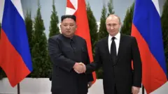 Perezida Kim Jing Un (ibumoso) mu nama na Vladimir Putin i Vladivostok mu Burusiya mu 2019 