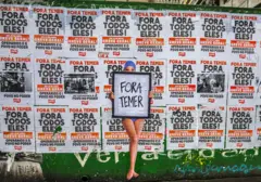 Obra de arte urbana criada com a técnica de colagem de cartazes pelo artista Luis Bueno, representando um banhista segurando uma placa com a frase "Fora Temer", na Avenida Paulista, em 19 de maio de 2017, em São Paulo, Brasil.