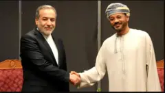 Wasiirka arrimaha dibadda Iran Cabbaas Araghchi iyo wasiirka arrimaha dibadda Cumaan Sayid Badar Albusaidi oo ku sugan magaalada Muscat
