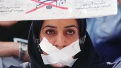 زنی معترض که صفحه اول روزنامه کیهان را با ضربدری قرمز در دست گرفته و دهان هود را هم با چسب ضربدر زده است