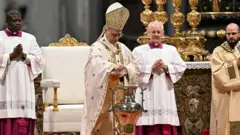 Papież Leon XIV wlewa perfumy do amfory z olejem świętym podczas mszy krzyżma w Wielki Czwartek w Bazylice św. Piotra w Watykanie, 2 marca 2026 r.