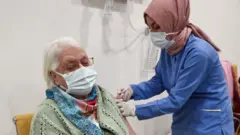 Sağlık Bakanı Fahrettin Koca, Koronavirüs Bilim Kurulu toplantısı sonrasında yaptığı açıklamada, ikinci doz aşıların bugün uygulanmaya başlanacağını duyurdu.