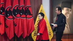 Ketua Umum PDI Perjuangan yang juga Presiden ke-5 RI Megawati Soekarnoputri (kiri) didampingi Ketua DPP PDIP Prananda Prabowo (kanan) bersiap menyampaikan pidato politiknya saat peringatan HUT ke-51 PDI Perjuangan