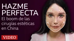Abby Woo, influencer chian, en primer plano con gráficos superpuestos de un aplicación de cirugía estética que sugiere correcciones al rostro