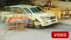 கடத்தி வந்த மதுவுடன் தடுப்புகளை தகர்த்த கார்