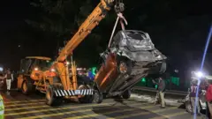 కారును తరలిస్తున్న క్రేన్﻿