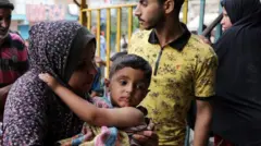 Abanye-Palestine bari ahabereye igitero cyo mu kirere mu nkambi y’impunzi ya Nuseirat