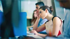 회사들이 직원들의 직장 내 온라인 커뮤니케이션을 추적할 수 있는 기술은 존재한다