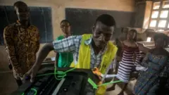 Début décompte des voix dans un bureau de vote à Lomé