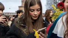 Adolescente con celular.