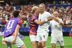 Norveçli forvet #09 Erling Braut Haaland (ortada), 30 Haziran 2026'da Arlington'daki Dallas Stadyumu'nda Fildişi Sahili ile Norveç arasında oynanan 2026 Dünya Kupası son 32 turu futbol maçında takımının ikinci golünü attıktan sonra takım arkadaşlarıyla sevincini paylaşıyor. 