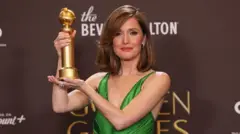 オーストラリアの女優ローズ・バーンが、映画ミュージカルまたはコメディ部門の最優秀女優賞を受賞してプレスルームでポーズをとる