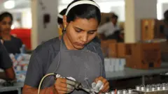 ઘડિયાલ બનાવી રહેલી એક યુવતીની તસવીર