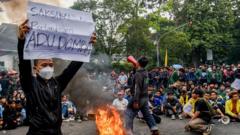 demonstrasi-di-berbagai-kota-polisi-dilaporkan-menembakkan-gas-air-mata-di-sekitar-kampus-unisba-bandung