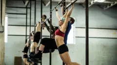 Mujer haciendo ejercicio intenso en el gimnasio