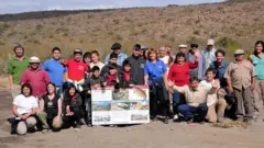 Cientistas e crianças junto com outros moradores locais