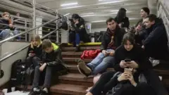 Киевда кўплар яна метрода жон сақлаяпти.