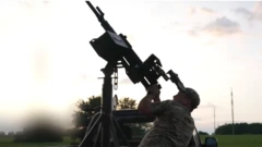 Кадр из видео Би-би-си: украинец за зенитным пулеметом