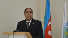Balakənin uzun illər icra başçısı olan İslam Rzayev kürsüdə çıxış edir